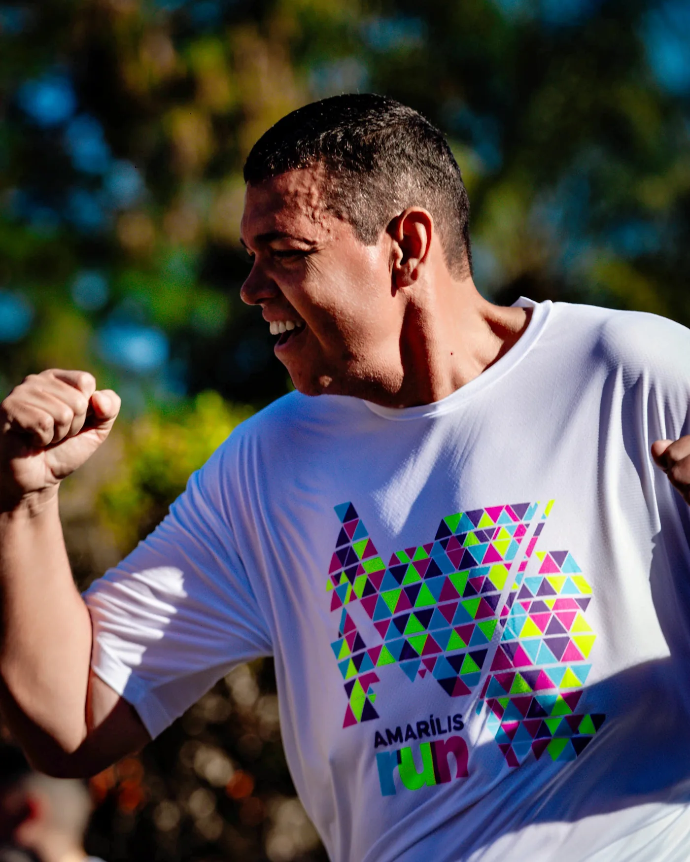 Júlio Prado comemorando durante corrida, símbolo da transformação do Protocolo GV